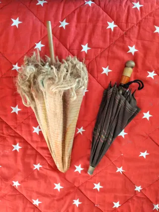 Paraguas sombrillas antiguos beige y marrón