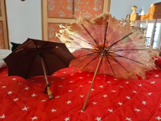 Paraguas sombrillas antiguos beige y marrón
