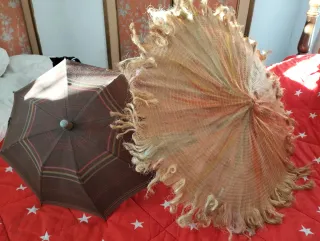 Paraguas sombrillas antiguos beige y marrón