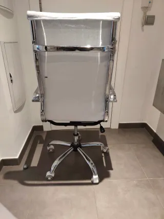 Silla de oficina gris y plateada