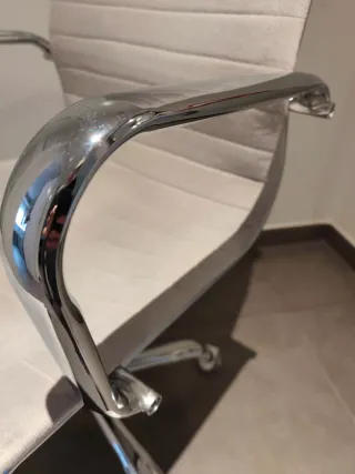 Silla de oficina gris y plateada