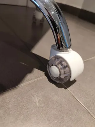 Silla de oficina gris y plateada