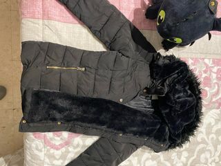 Abrigo con pelo Stradivarius Negro con Capucha