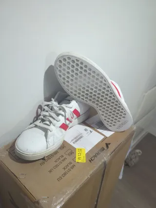 Zapatillas Adidas Blancas con Rayas Rojas