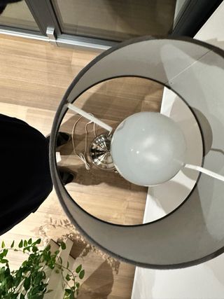 Lampada da terra grigia e argentata, lampadina inclusa