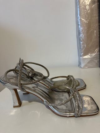 Tacones plateados con pedrería