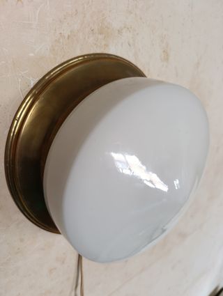 Applique/plafone modernista in ottone e opalino bianco