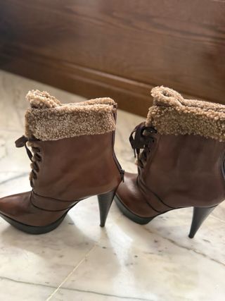 Botines de piel con tacón y cordones