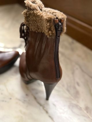 Botines de piel con tacón y cordones