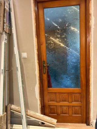 Puerta de madera con cristal decorado