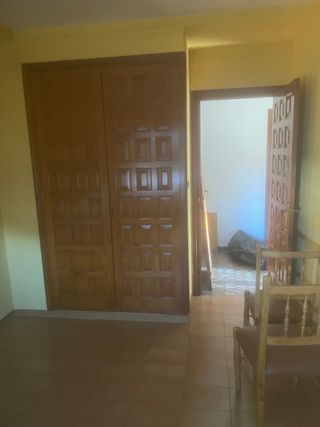 Puerta de madera con cristal decorado