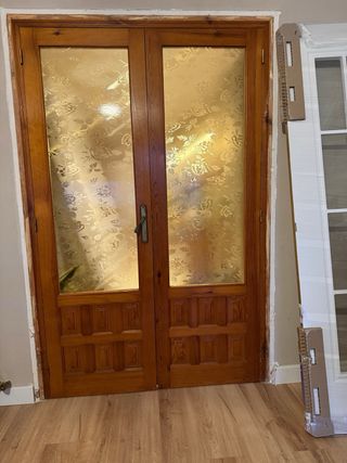 Puerta de madera con cristal decorado
