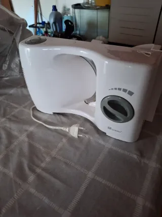 Cortadora de embutido blanca