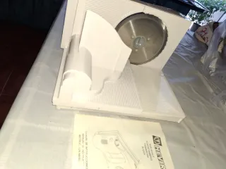 Cortadora de embutido blanca