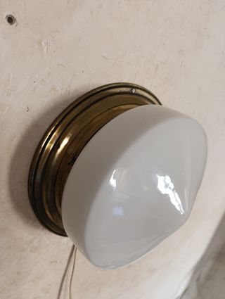 Applique/plafone modernista in ottone e opalino bianco