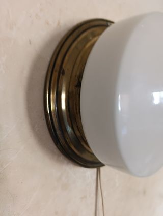 Applique/plafone modernista in ottone e opalino bianco