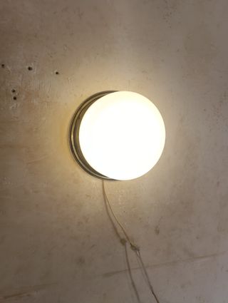 Applique/plafone modernista in ottone e opalino bianco