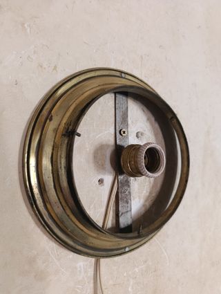 Applique/plafone modernista in ottone e opalino bianco