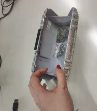 Pochette rigida argentata con strass