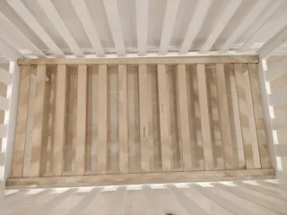 Cuna de madera blanca con ruedas