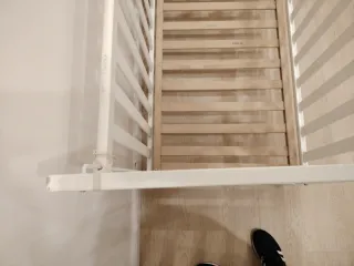 Cuna de madera blanca con ruedas