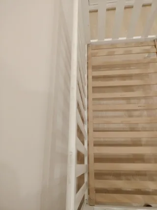 Cuna de madera blanca con ruedas