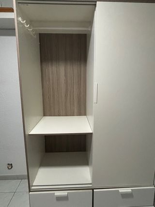 Armario amplio con puertas correderas