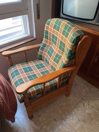 Sofá y 2 sillones de tela y madera