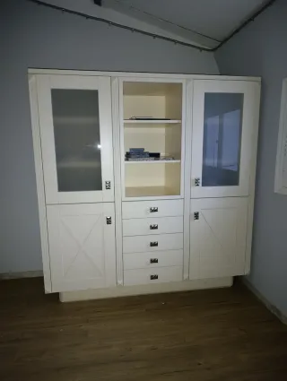 Alacena blanca con puertas de cristal