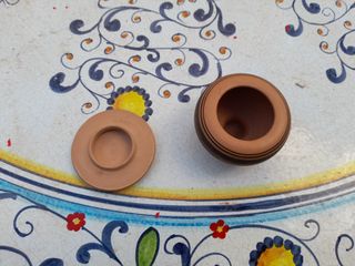 Piccolo contenitore antico con figura greca