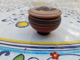 Piccolo contenitore antico con figura greca