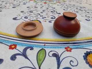 Piccolo contenitore antico con figura greca