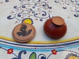 Piccolo contenitore antico con figura greca