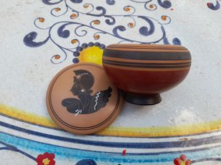 Piccolo contenitore antico con figura greca