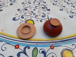 Piccolo contenitore antico con figura greca