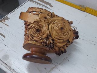 Cesto in vimini con manico e decorazioni