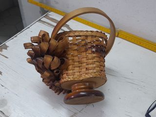 Cesto in vimini con manico e decorazioni