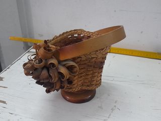 Cesto in vimini con manico e decorazioni