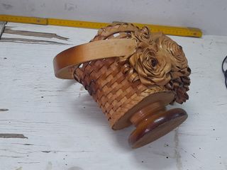 Cesto in vimini con manico e decorazioni