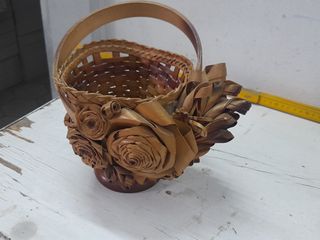 Cesto in vimini con manico e decorazioni