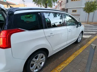 Peugeot 5008 2011