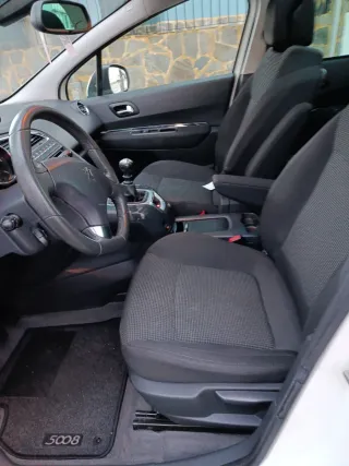 Peugeot 5008 2011