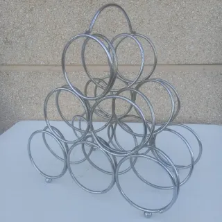 Botellero de metal plateado