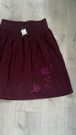 Falda de pana morada con flores
