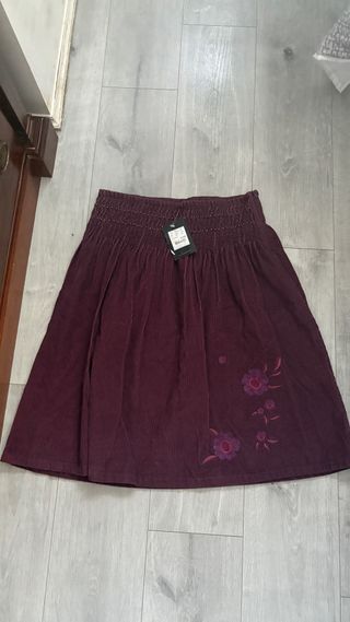 Falda de pana morada con flores