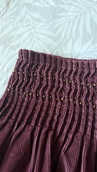 Falda de pana morada con flores