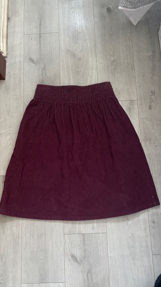 Falda de pana morada con flores