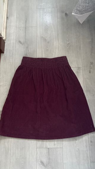 Falda de pana morada con flores