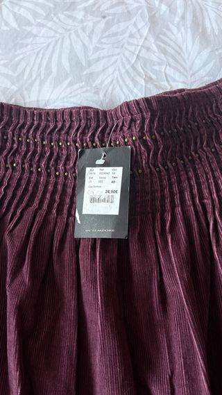 Falda de pana morada con flores