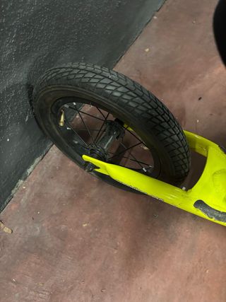 Bicicleta de equilibrio amarilla